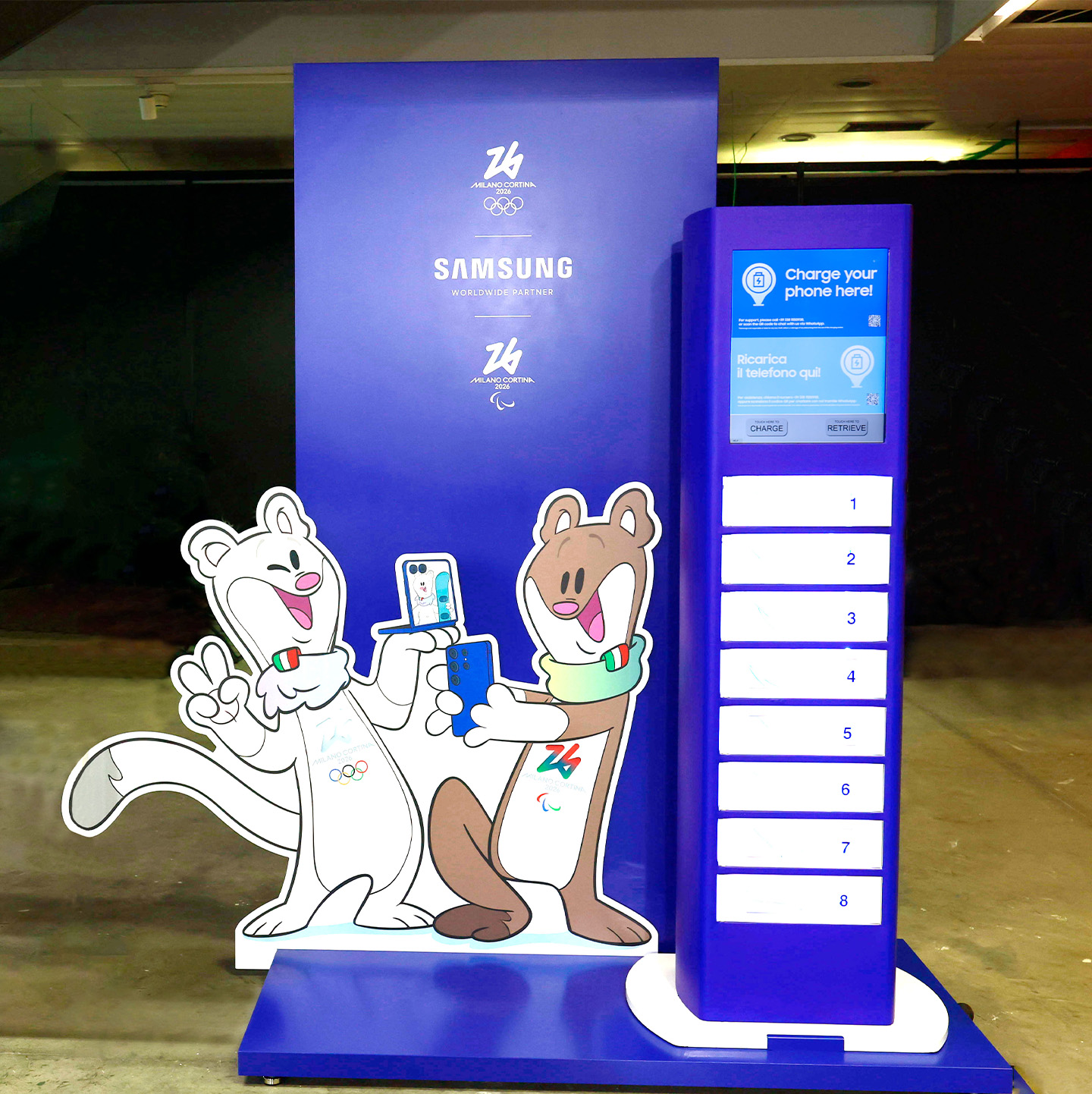 Una estación de carga Galaxy con las mascotas olímpicas en su diseño.