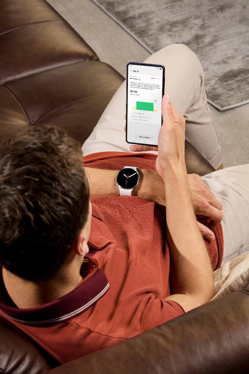 019-product-design-galaxy-watch8-silver-watching-phone.jpg