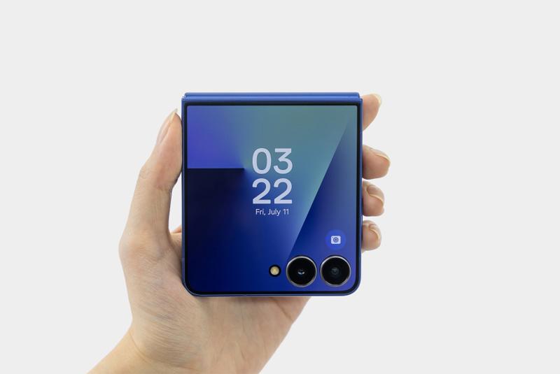 008-Unboxing-Galaxy-Z-Flip7-The-Compact-AI-Smartphone-in-the-Palm-of Your-Hand-Newbody.jpg