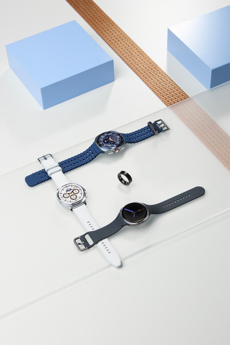 012-product-design-galaxy-watch8-silver-galaxy-watch8-classic-white-galaxy-watch-ultra-titanium-blue-ring-titanium-black-3p.jpg