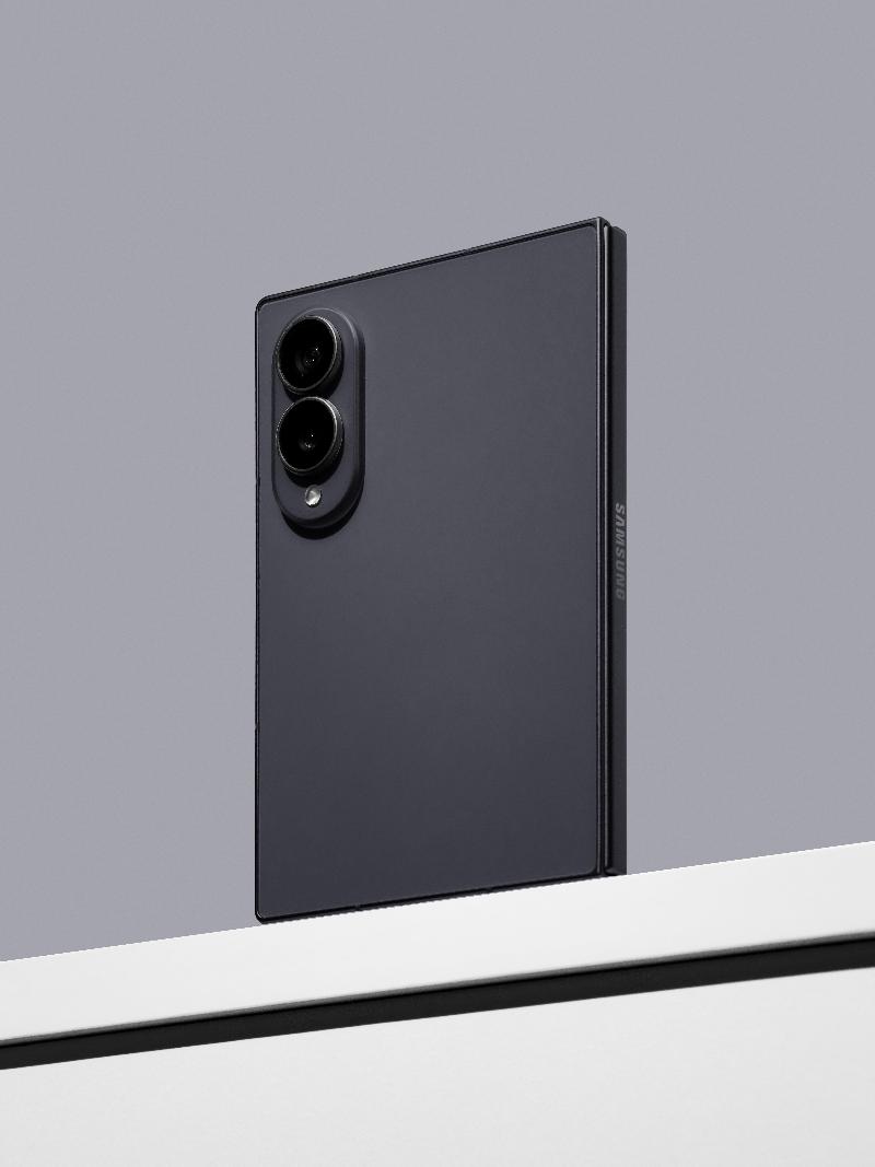 203-lifestyle-product-galaxy-zfold8-3.jpg