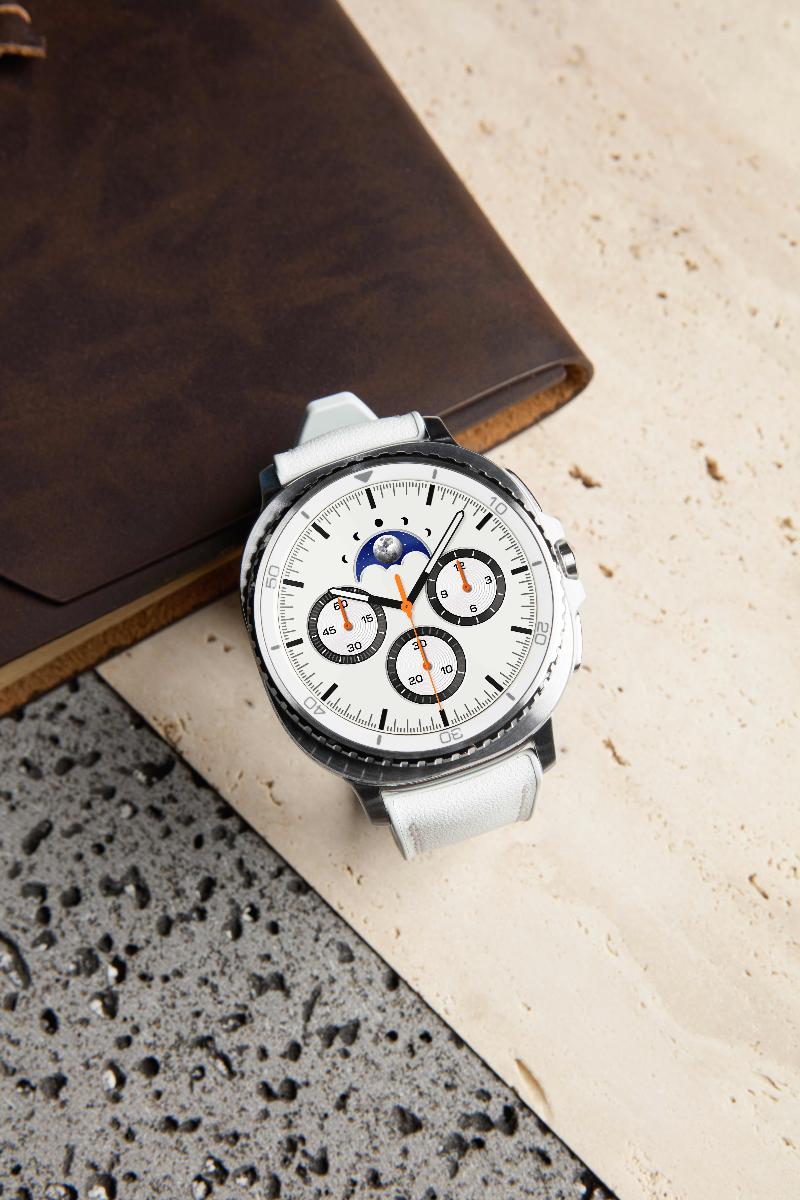 005-product-design-galaxy-watch8-classic-white-2p.jpg