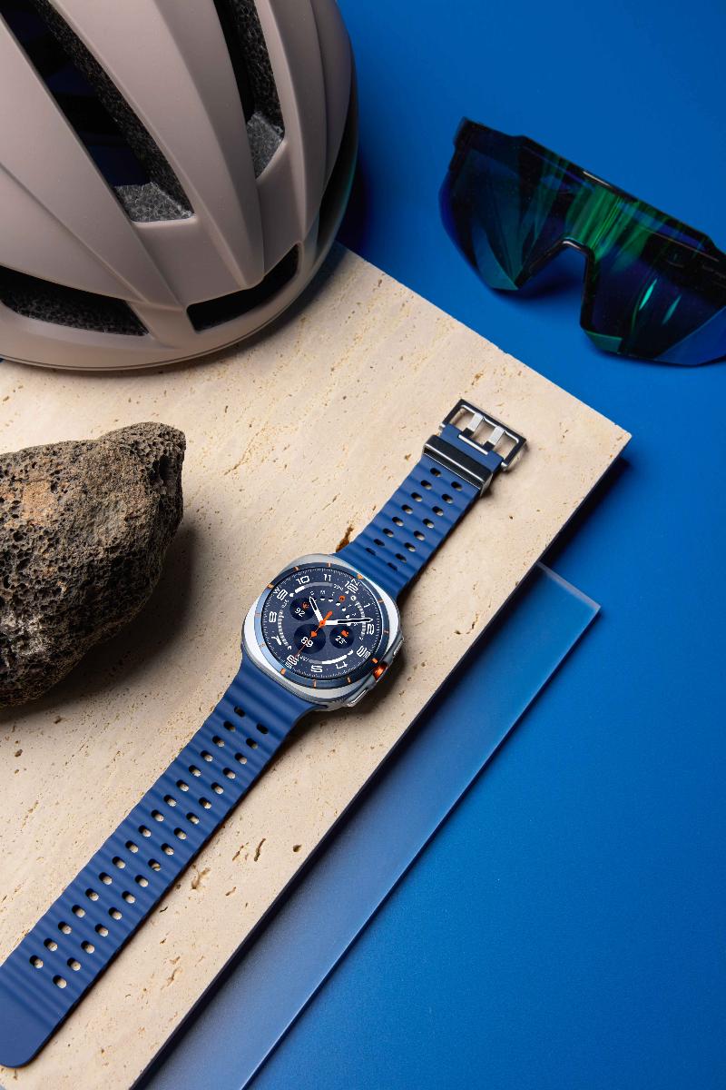 003-product-design-galaxy-watch-ultra-titanium-blue-2p.jpg