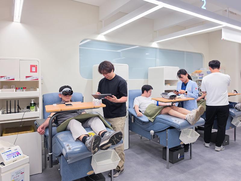 004-Galaxy-XR-Helps-Reimagine-Blood-Donation-Experiences-for-Donors-Worldwide-Newsbody.jpg