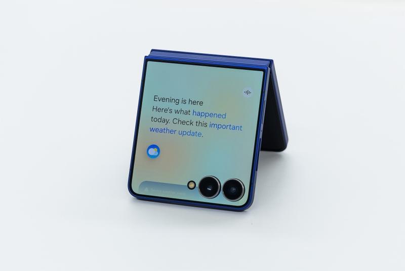 010-Unboxing-Galaxy-Z-Flip7-The-Compact-AI-Smartphone-in-the-Palm-of Your-Hand-Newbody.jpg