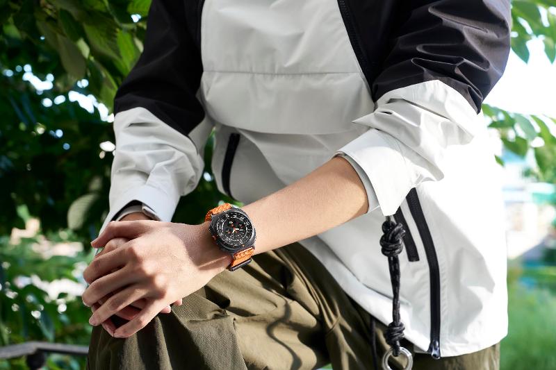 012-lifestyle-galaxy-watch-ultra-titaniumgray.jpg