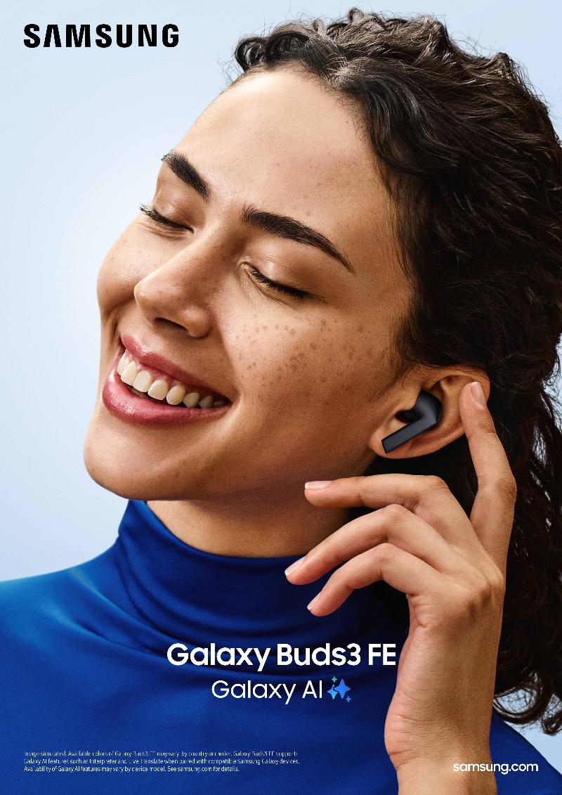 001-lifestyle-galaxy-buds3-FE-black-vertical.jpg