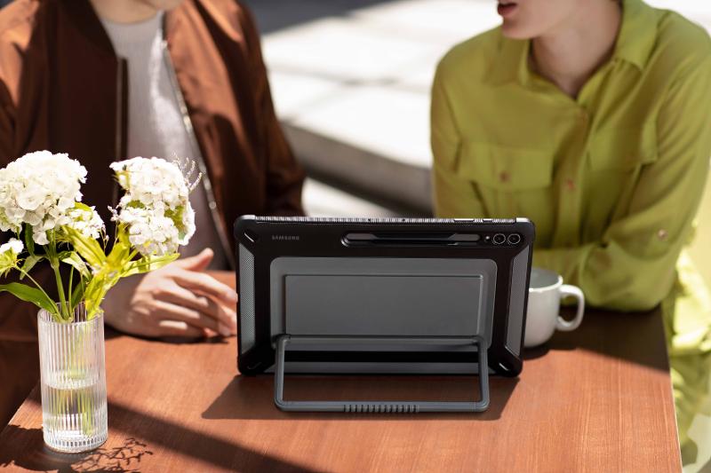 022-lifestyle-galaxy-tabs9ultra-graphite.jpg