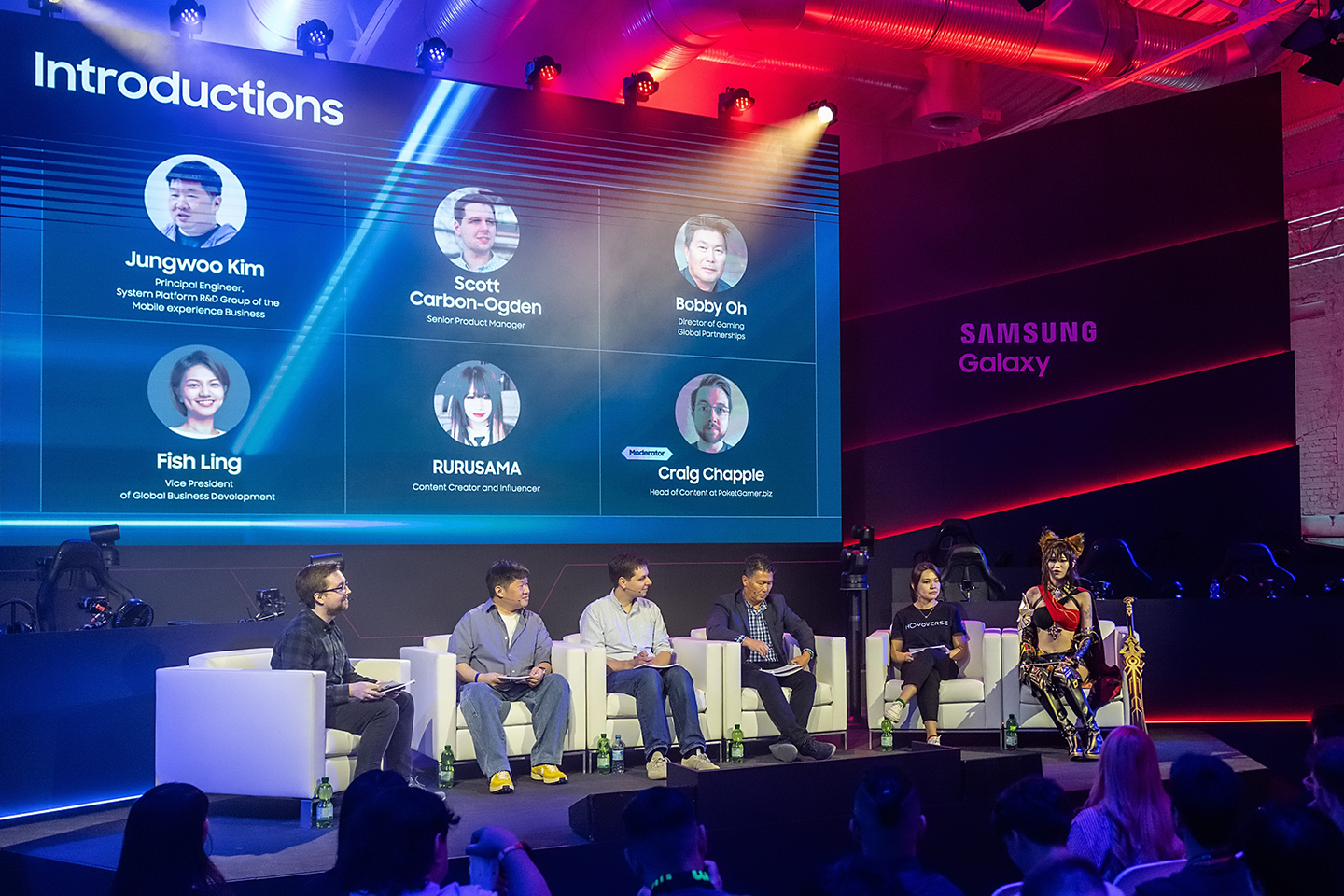 Four men and two women sit on armchairs, taking part in the Gaming Forum at Gamescom 2025. One of the women is wearing a cosplay costume.