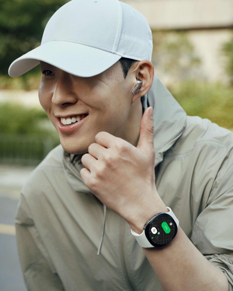 027-lifestyle-galaxy-watch8-graphite-buds3pro-silver-sonny.jpg
