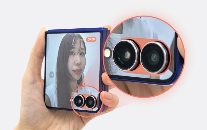 009-Unboxing-Galaxy-Z-Flip7-The-Compact-AI-Smartphone-in-the-Palm-of Your-Hand-Newbody.jpg