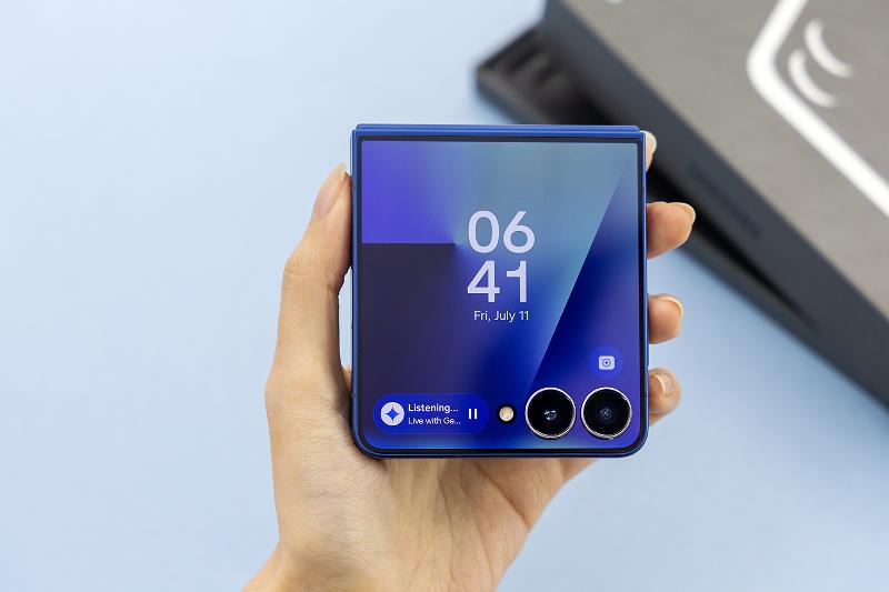 012-Unboxing-Galaxy-Z-Flip7-The-Compact-AI-Smartphone-in-the-Palm-of Your-Hand-Thumbnail.jpg