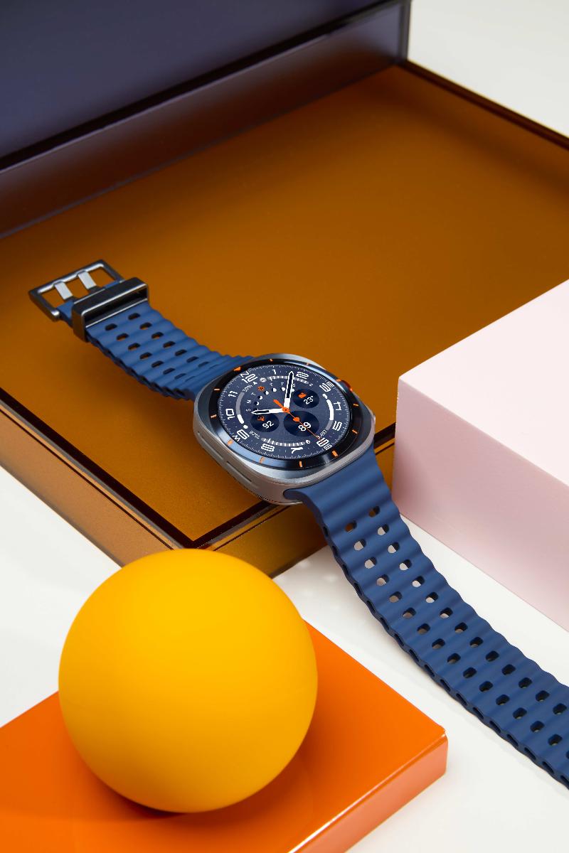 002-product-design-galaxy-watch-ultra-titanium-blue-1p.jpg
