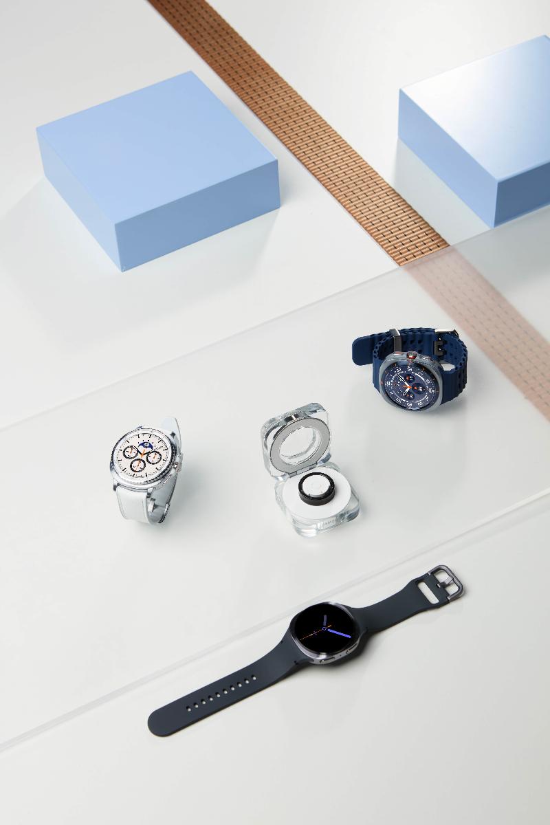 009-product-design-galaxy-watch8-silver-galaxy-watch8-classic-white-galaxy-watch-ultra-titanium-blue-ring-titanium-black-4p.jpg
