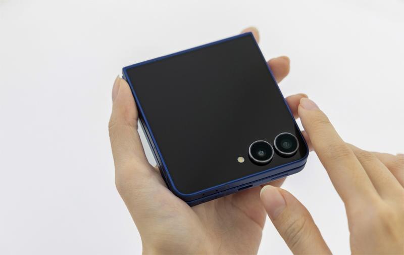 002-Unboxing-Galaxy-Z-Flip7-The-Compact-AI-Smartphone-in-the-Palm-of Your-Hand-Newbody.jpg