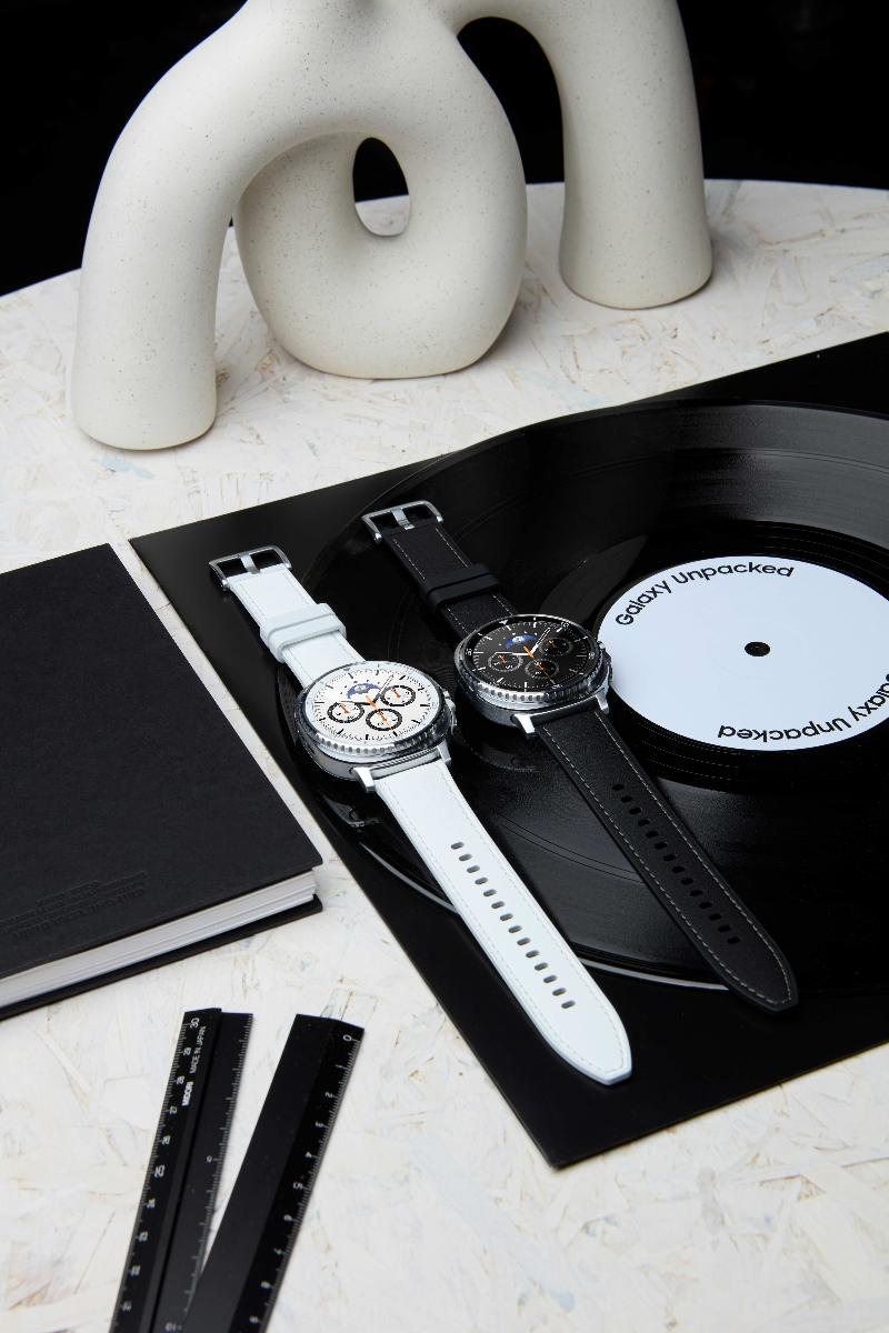 008-product-design-galaxy-watch8-classic-black-white-2p.jpg