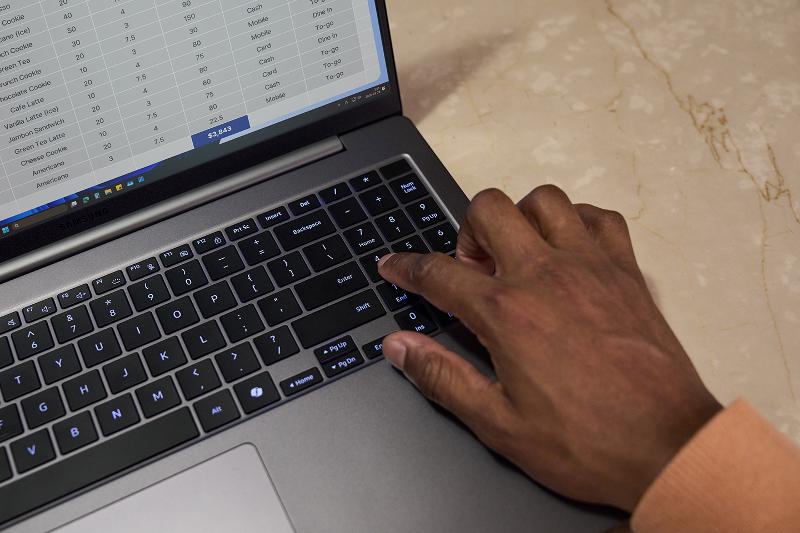 003-Galaxy-Book6-Enterprise-Edition-Extends-Connected-Galaxy-Experience-to-Enterprise-IT-Environments-Powered-by-Intel®-Core™-Ultra-Processors-with-Intel-vPro®-Newsbody.jpg