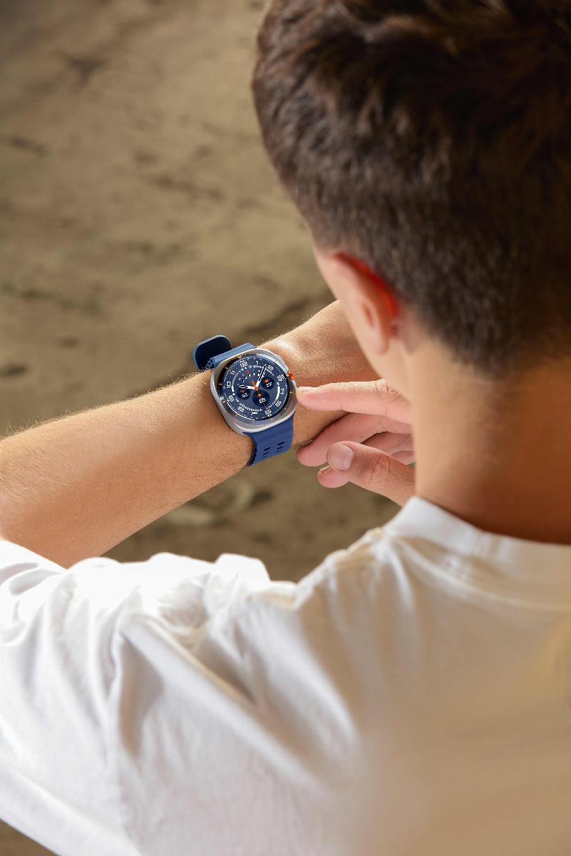 010-product-design-galaxy-watch-ultra-watching-watch.jpg