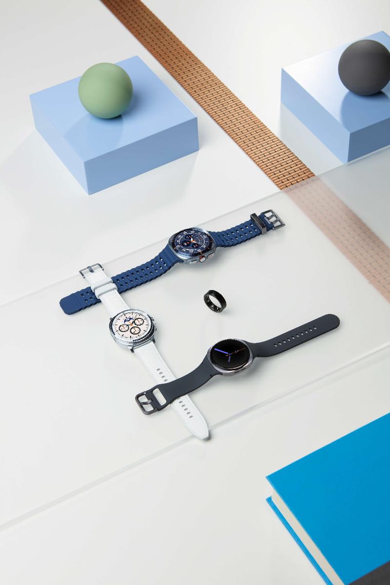 007-product-design-galaxy-watch8-silver-galaxy-watch8-classic-white-galaxy-watch-ultra-titanium-blue-ring-titanium-black-2p.jpg