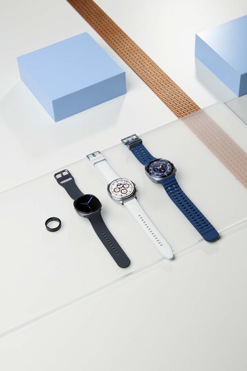 006-product-design-galaxy-watch8-silver-galaxy-watch8-classic-white-galaxy-watch-ultra-titanium-blue-ring-titanium-black-1p.jpg