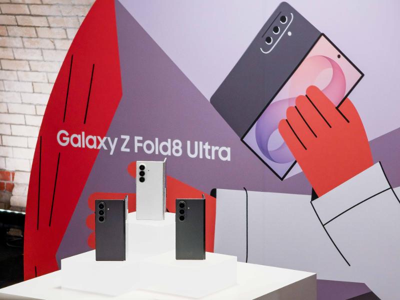 218-lifestyle-product-galaxy-zfold8-ultra-family-4.jpg