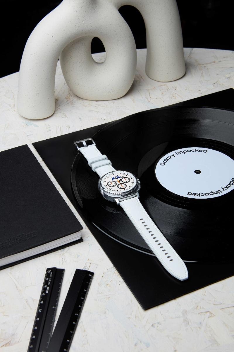 004-product-design-galaxy-watch8-classic-white-1p.jpg