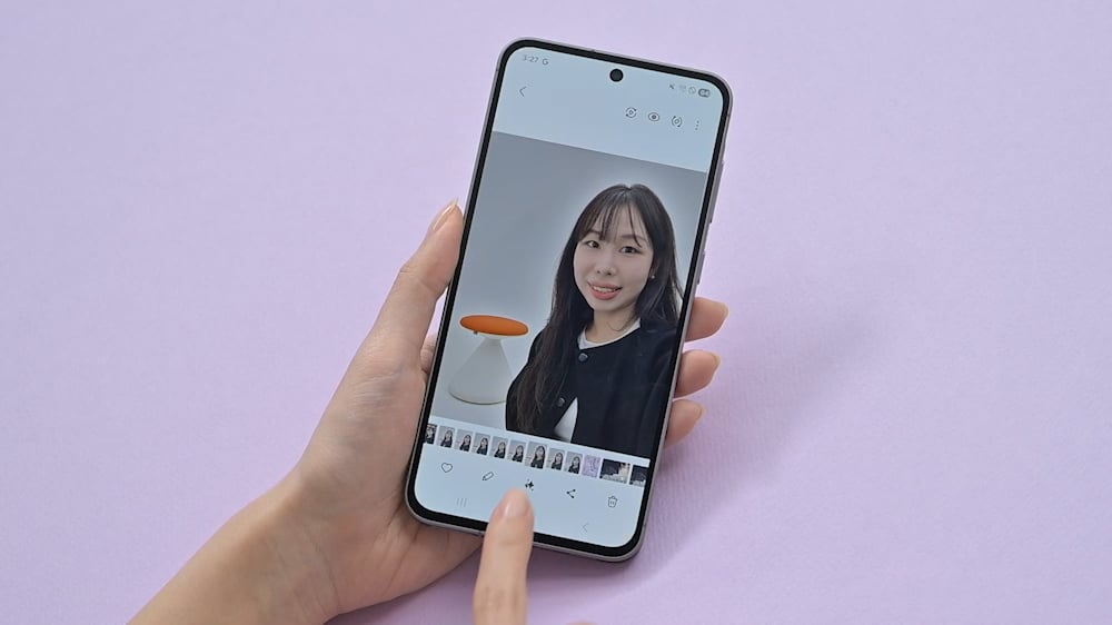 008-Meet-Awesome-Intelligence-A-New-Gateway-to-Fun-and-Accessible-Mobile-AI.zip